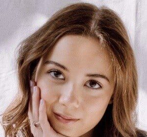 laufey bio and picture